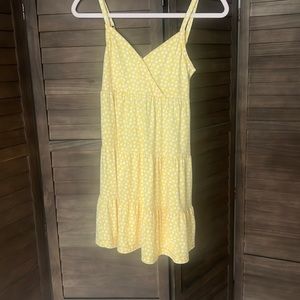 It is a yellow dress with white flowers it is an XS dress and its from Hollister